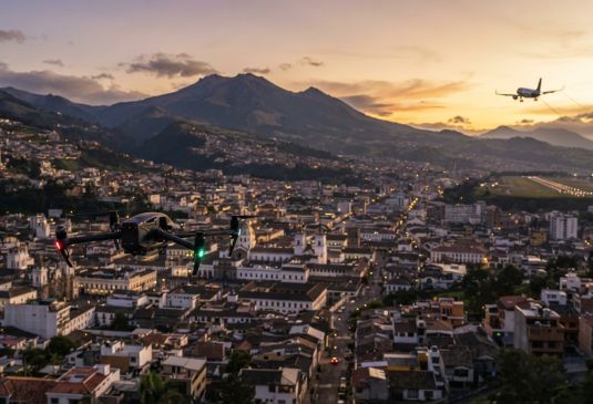 PLAYDATOS | Drones en Ecuador: el cielo también tiene reglas